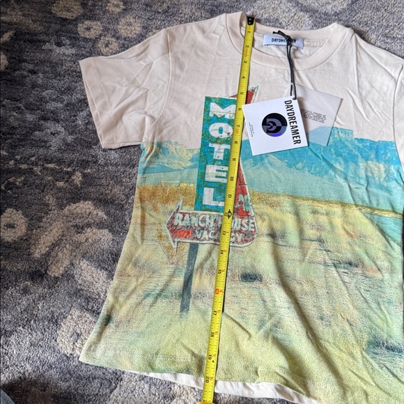 NWT Daydreamer Cream Motel Graphic Tee with Vibrant Design - Picture 4 of 8